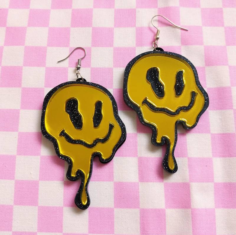 Drippy 90S Smiley Face Earrings, Black Glitter & Mirror Yellow Acrylic Plastic Jewelry von BONESCOUTURE