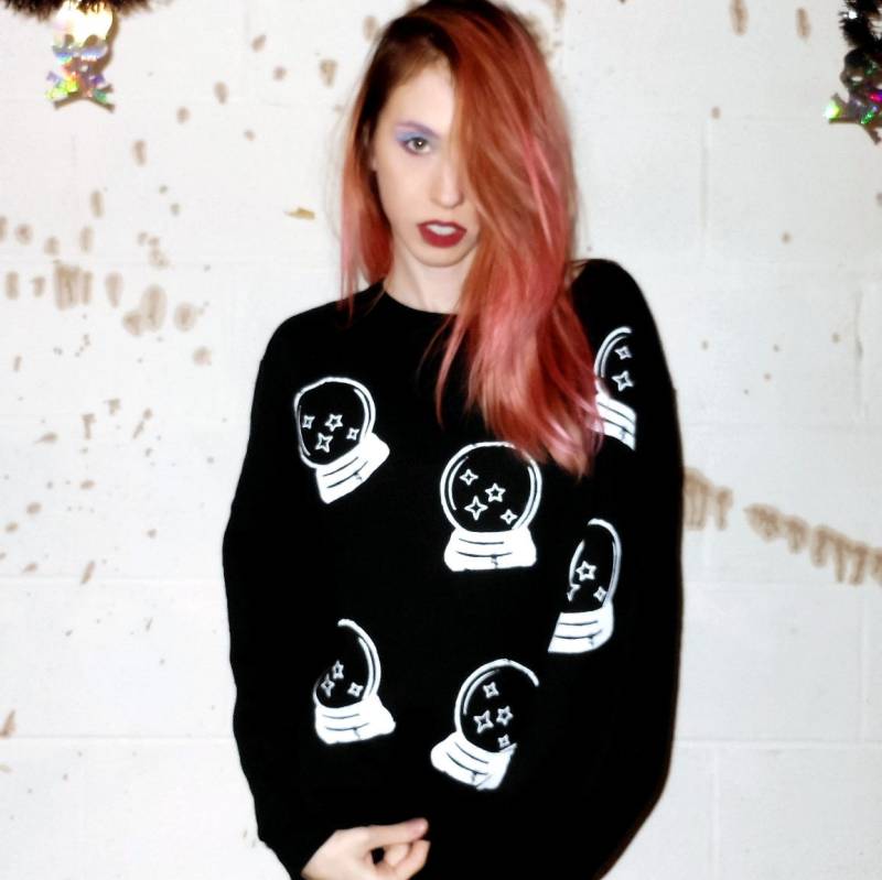 Unisex Black Crystal Ball Sweatshirt Printed in White - Available Sizes Small, Medium, Large, Extra Large- Made To Order Unisex Black Crystal Ball Sweatshirt Printed in White - Available Sizes Small, Medium, Large, Extra Large- Made To Order von BONESCOUTURE