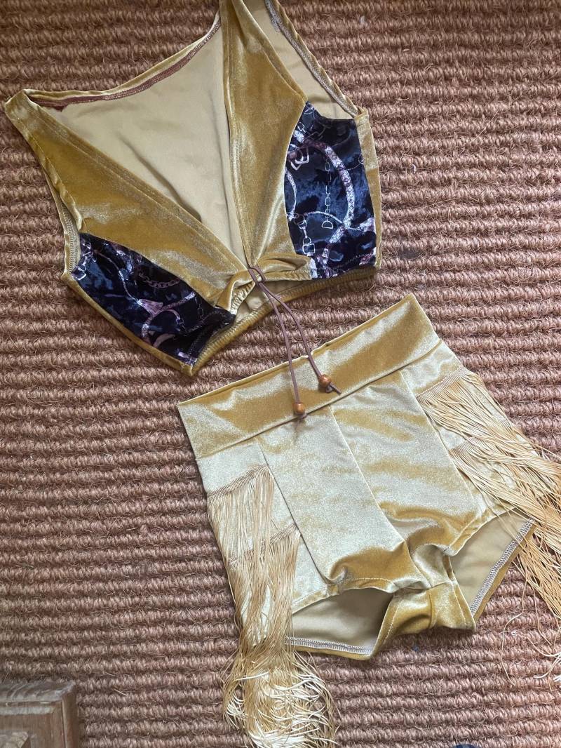 Fransen Shorts Und Bauchfreies Top Set von BOODWAH