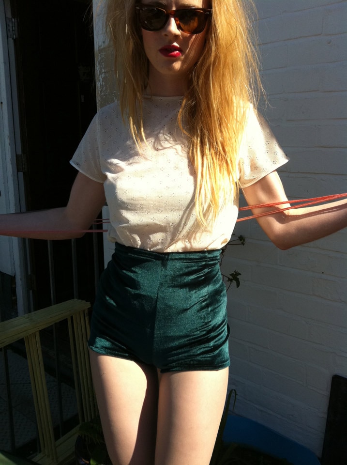 Grüne Samtshorts Mit Hoher Taille Im Vintage-stil von BOODWAH