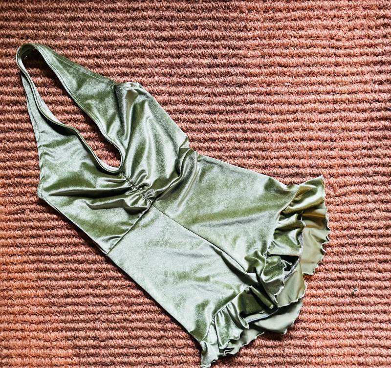 Grüner Samt-Body Neckholder-Rüschenbesatz von BOODWAH