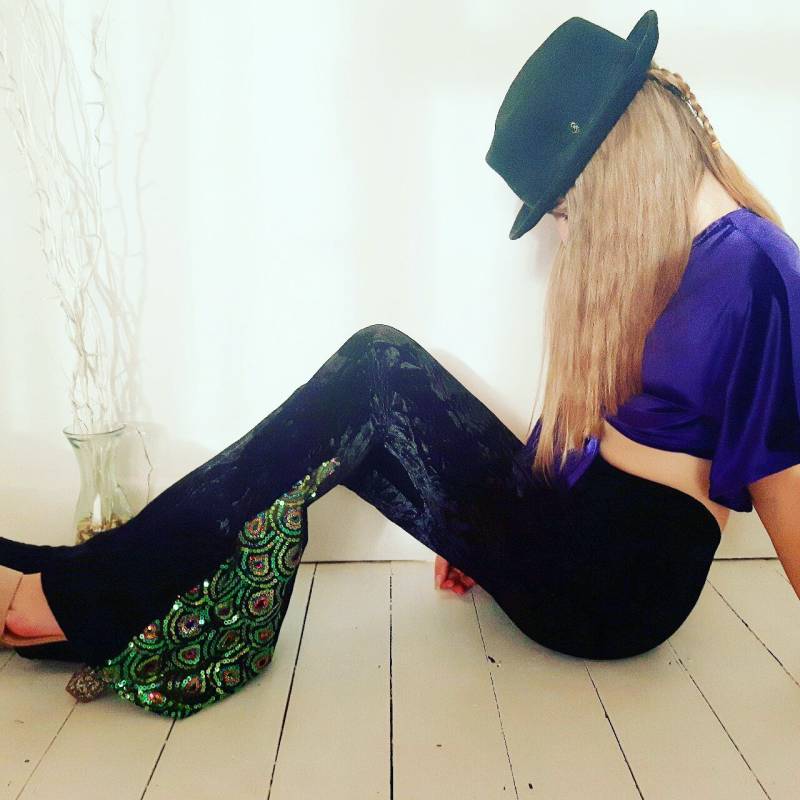 Hohe Taille Aus Samt Und Pailletten Hohe Taille Aus Samt Und Pailletten von BOODWAH