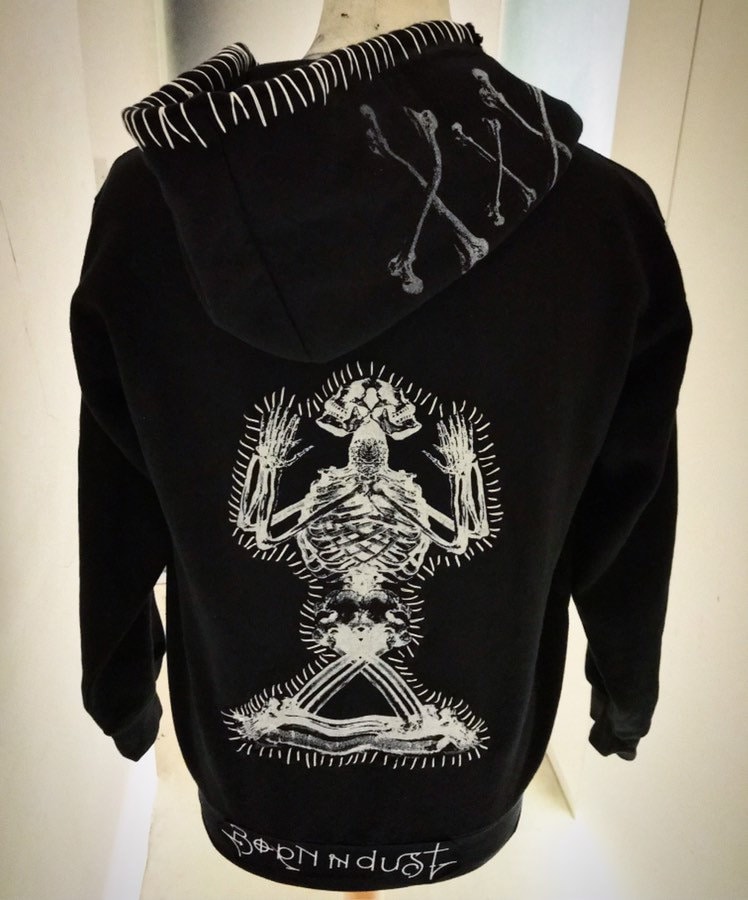 Born in Dust Besticktes Skelett Siebdruck-Hoodie Deadstock Born in Dust Besticktes Skelett Siebdruck-Hoodie Deadstock von BORNinDUST