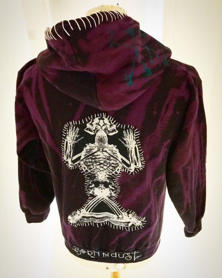 Gequetschter Siebdruck-Acryl-Zombie-Hoodie Deadstock Gequetschter Siebdruck-Acryl-Zombie-Hoodie Deadstock von BORNinDUST