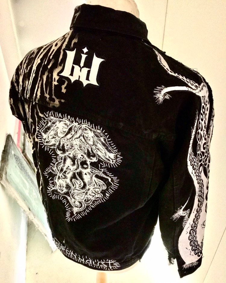 Schwarz Und Weiß Maximum Patches Jeansjacke Schwarz Und Weiß Maximum Patches Jeansjacke von BORNinDUST