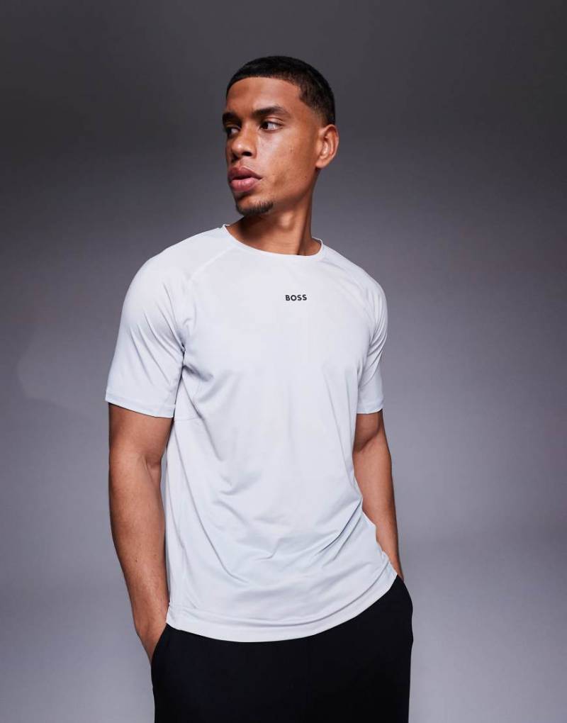 BOSS Green - Active - Schmal geschnittenes T-Shirt in Hellgrau mit mittigem kleinem Logo von BOSS Green
