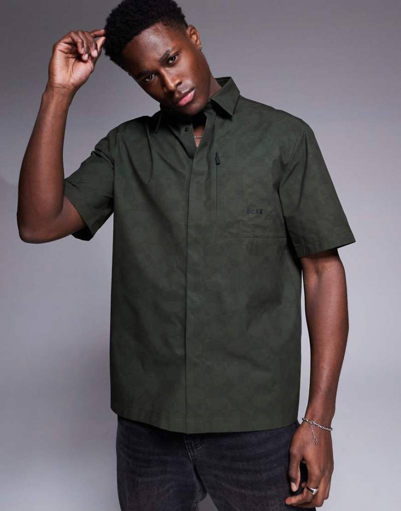 BOSS Green - Bechno - Lässig geschnittenes, kurzärmliges Hemd aus Funktionsstoff in Dunkelgrün mit All-over-Print von BOSS Green