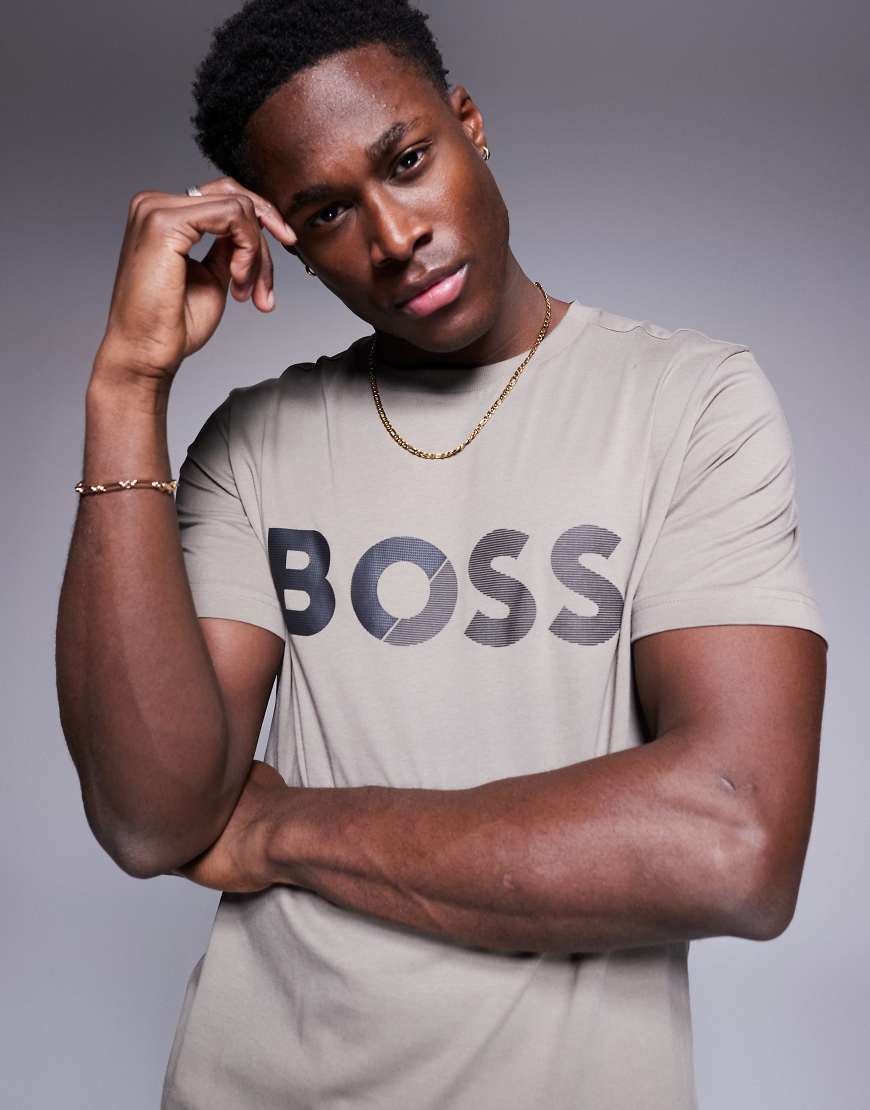 BOSS Green - Regular Fit T-Shirt in Mittelgrün mit Logotape BOSS Green - Regular Fit T-Shirt in Mittelgrün mit Logotape von BOSS Green