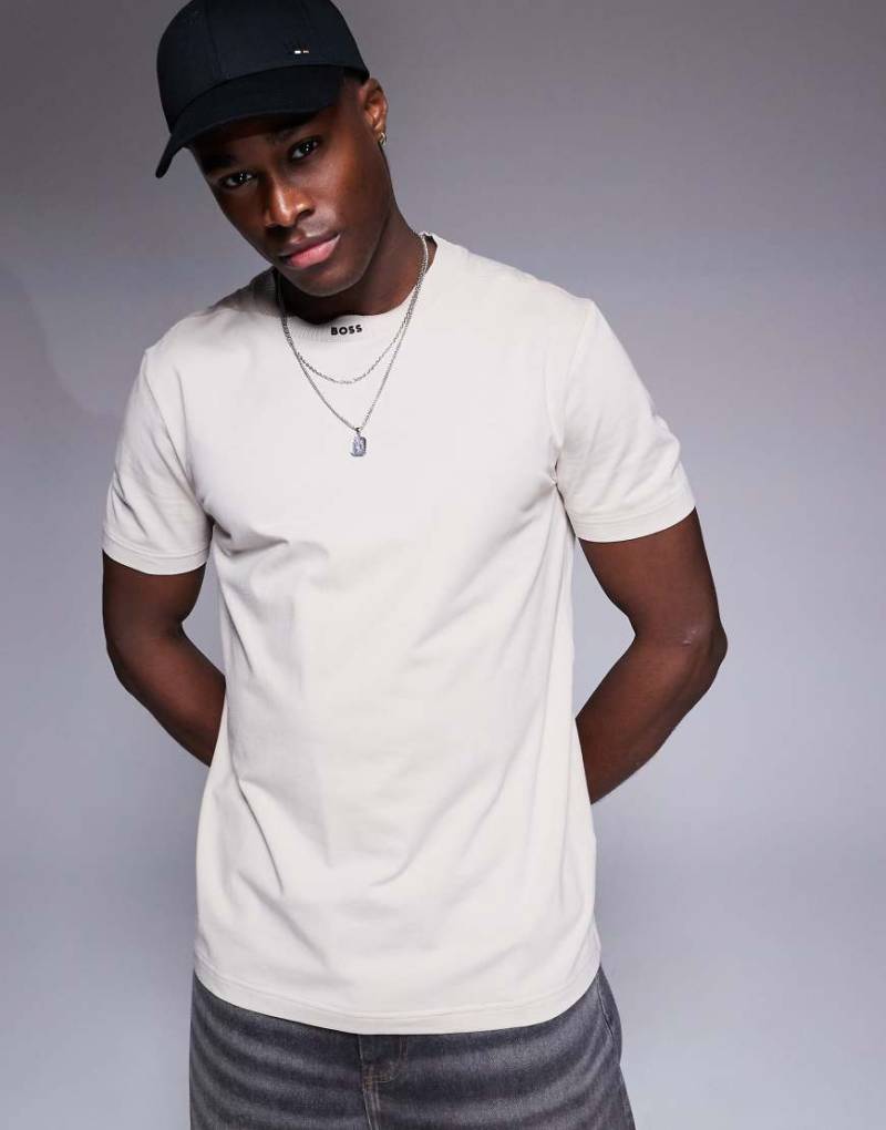 BOSS Green - T-Shirt aus schwerem Material in Beige mit geripptem Ausschnitt und Logo-Neutral von BOSS Green