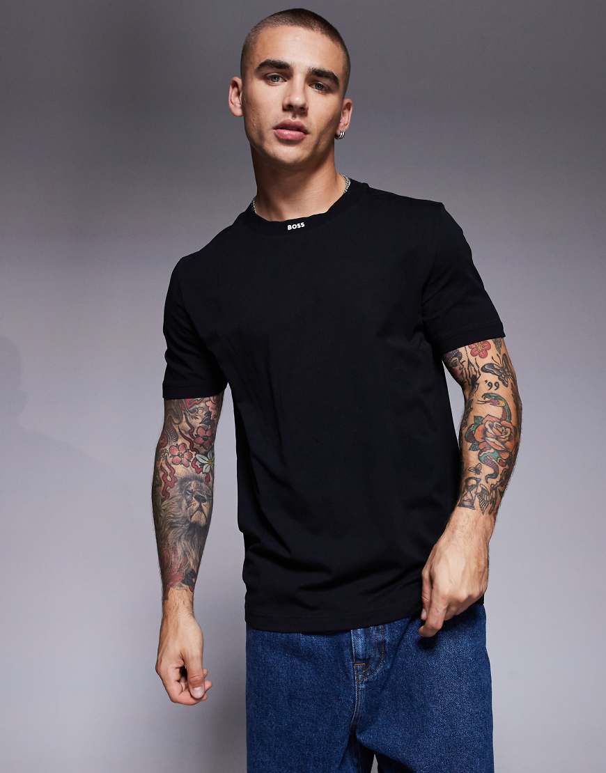 BOSS Green - T-Shirt aus schwerem Material in Schwarz mit geripptem Bund am Hals mit Logo von BOSS Green