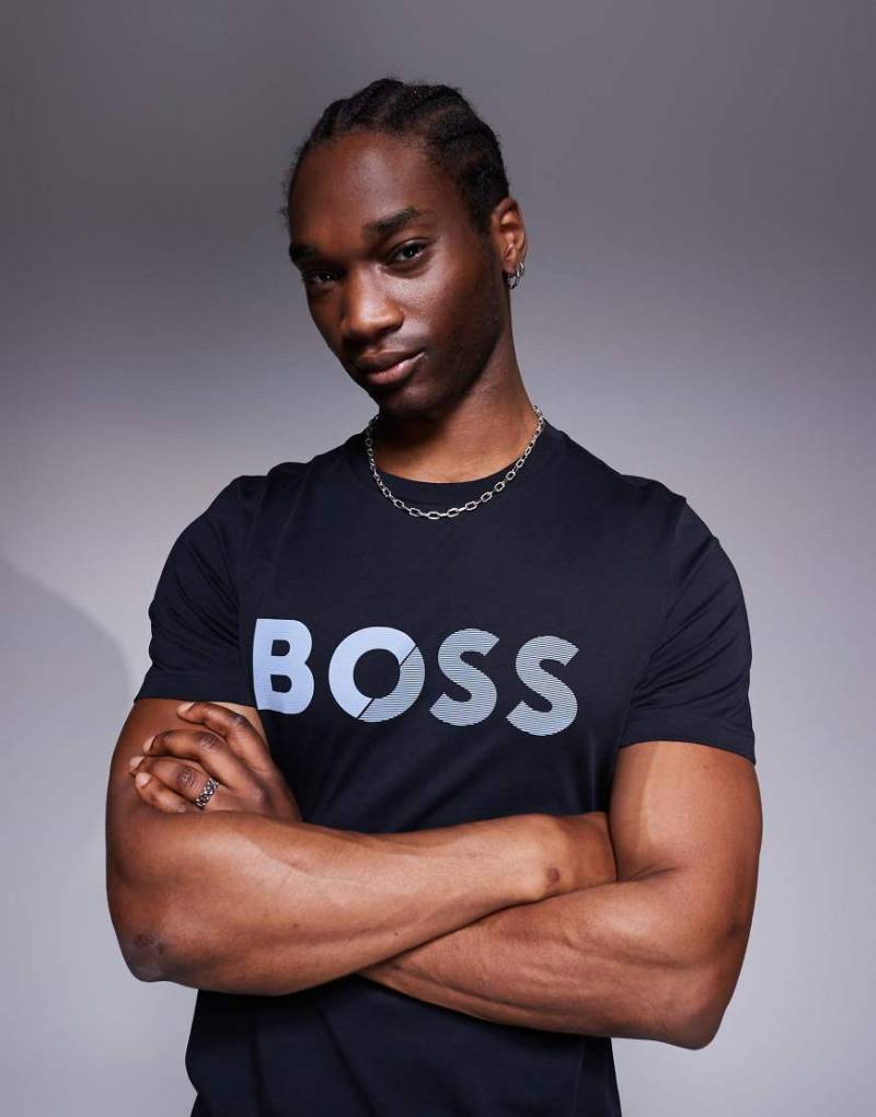 BOSS Green - T-Shirt in Marineblau mit Logotape und normalem Schnitt von BOSS Green