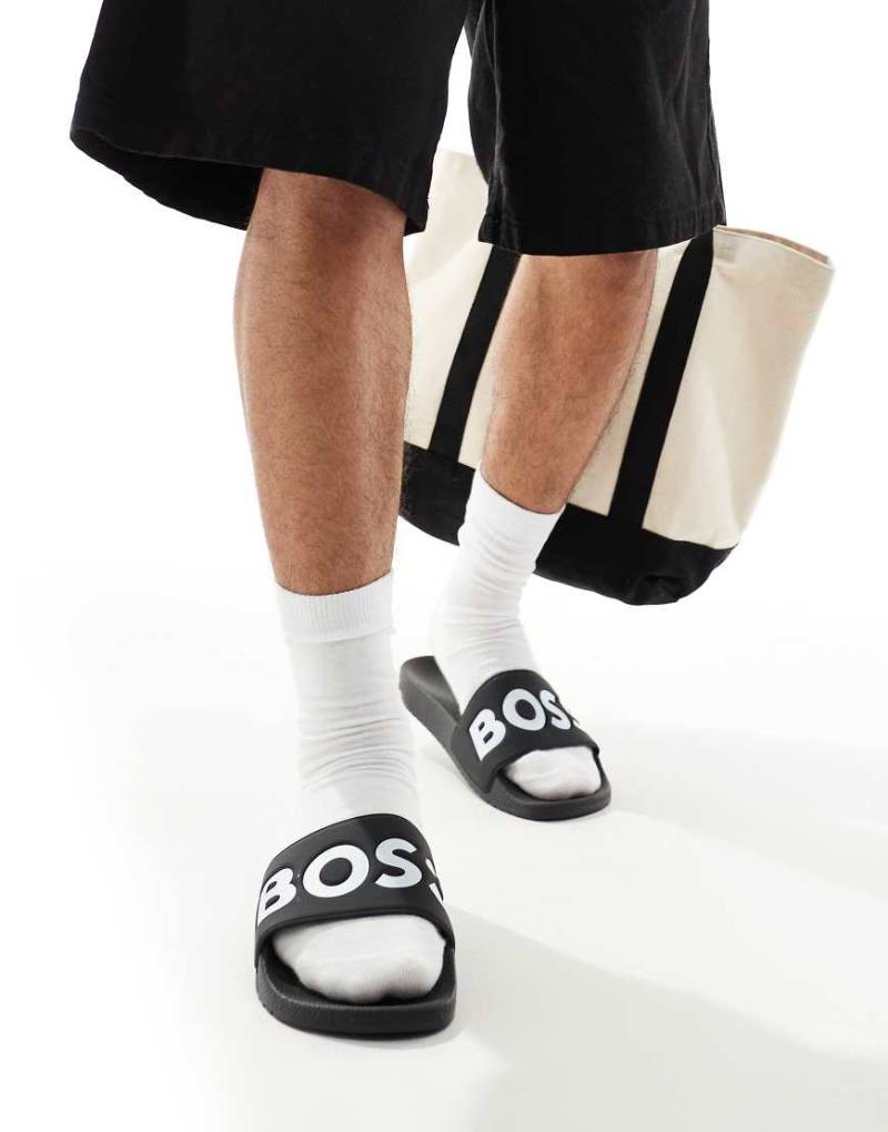 BOSS - Aryeh - Pool-Slider in Schwarz-Weiß mit Logo von BOSS Orange