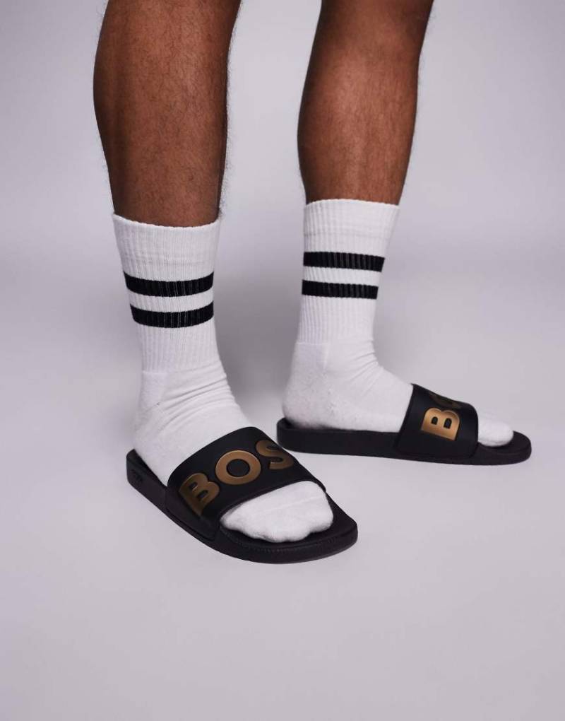 BOSS - Aryeh - Slider in Schwarz und Gold mit kontrastierendem Logo von BOSS Orange