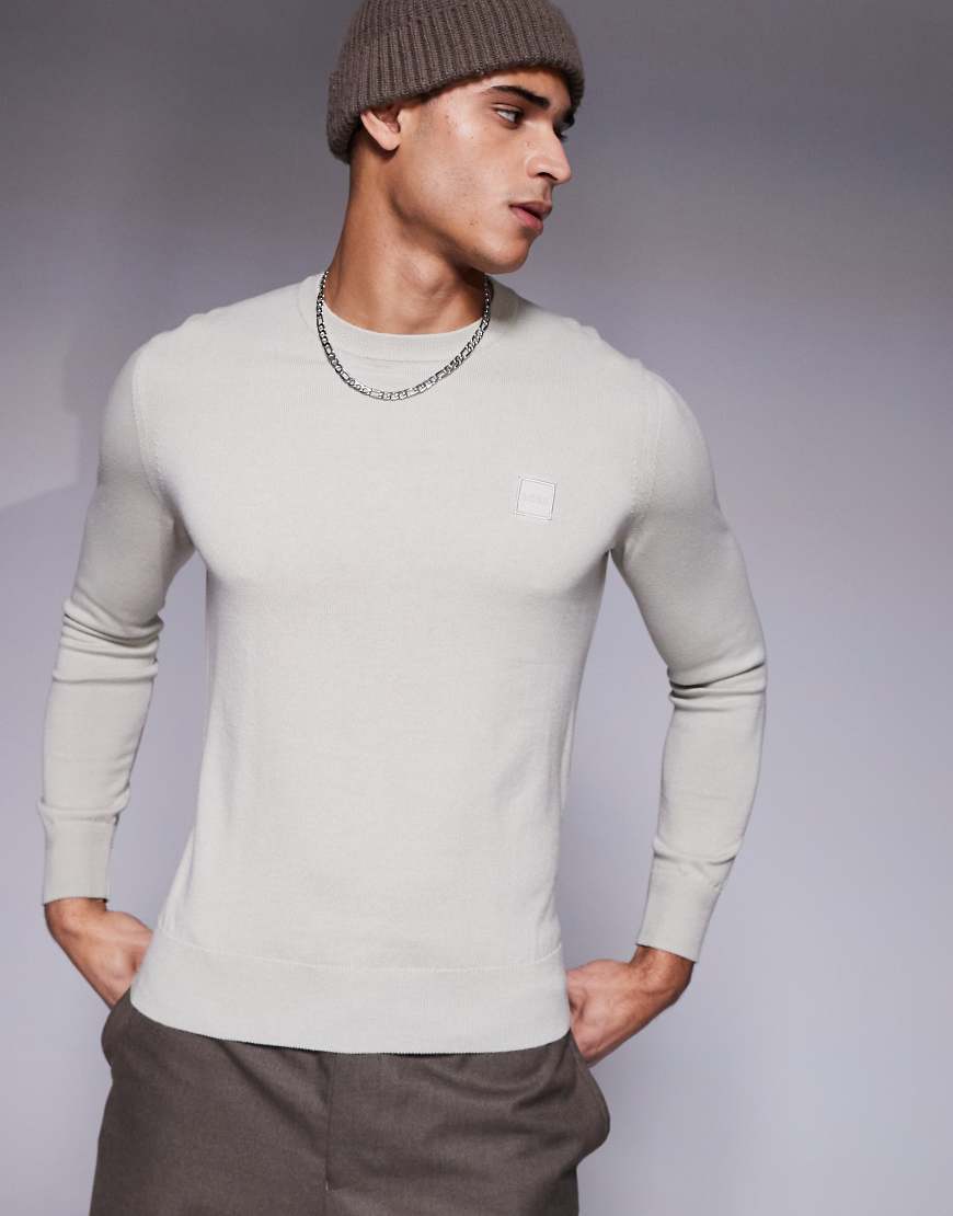 BOSS Orange - Kanovano - Baumwoll-Strickpullover in Beige in regulärer Passform mit farblich abgestimmtem Logo-Neutral von BOSS Orange