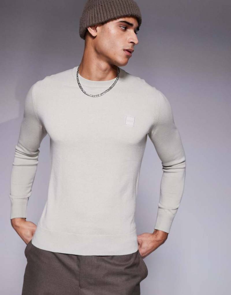 BOSS Orange - Kanovano - Baumwoll-Strickpullover in Beige in regulärer Passform mit farblich abgestimmtem Logo-Neutral von BOSS Orange