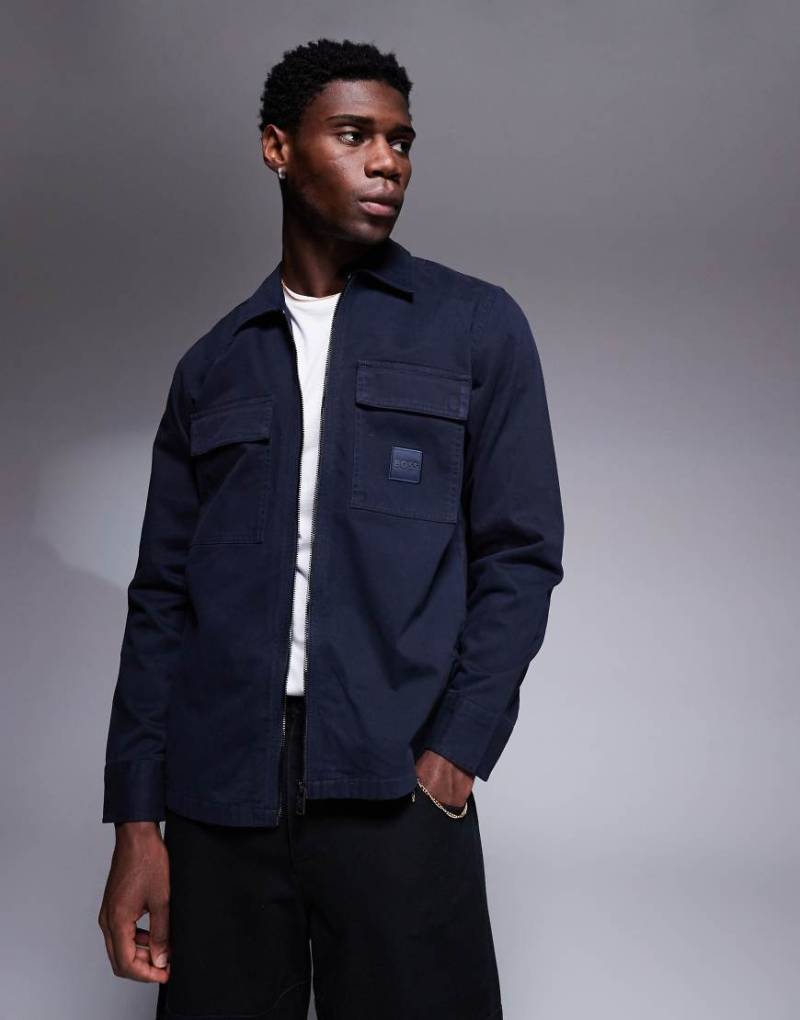 BOSS Orange - Lovel - Oversize-Hemdjacke in Marineblau mit Reißverschluss und Logo-Schild auf der Vorderseite von BOSS Orange