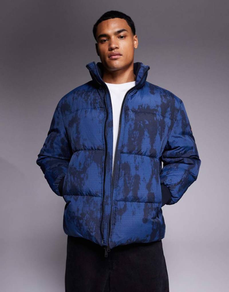 BOSS Orange - Oshin - Hochgeschlossene, wattierte Jacke in Marineblau mit Military-Muster von BOSS Orange