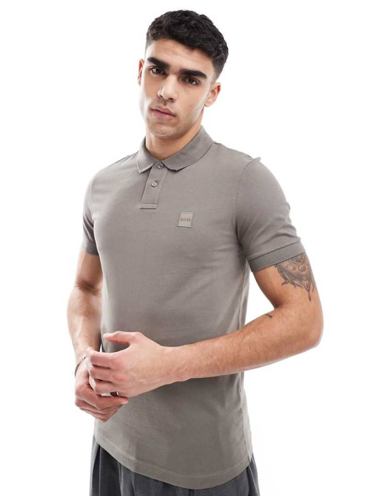 BOSS Orange - Passenger - Pikee-Polohemd in Braun mit Markenlogo und schmalem Schnitt von BOSS Orange