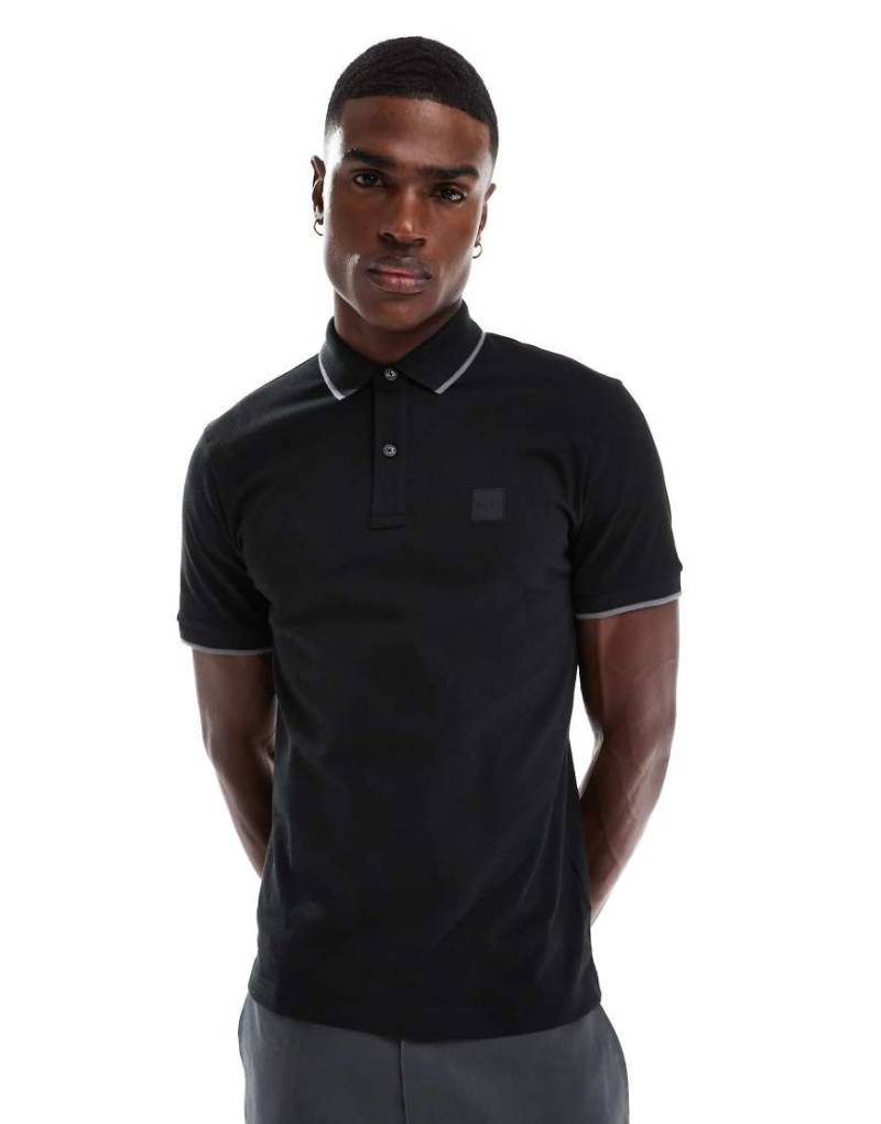 BOSS Orange - Passertip - Pikee-Polohemd in Schwarz mit Markenlogo, schmalem Schnitt und Zierstreifen von BOSS Orange