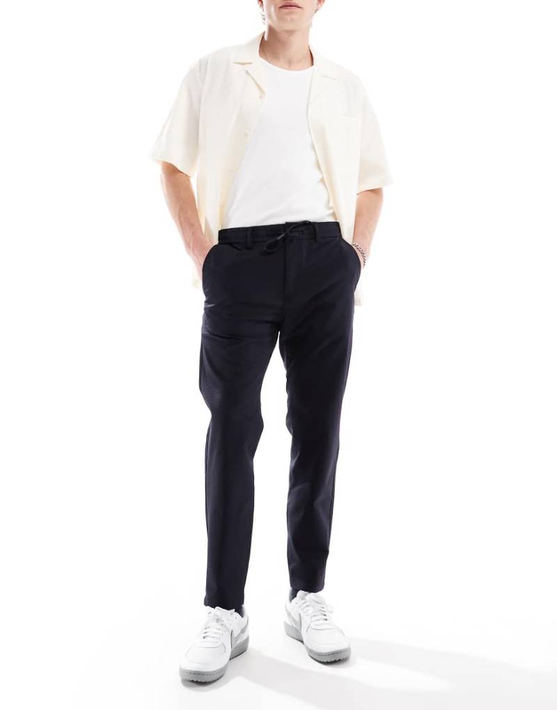 BOSS Orange - Strukturierte, schmal zulaufende Chinohose in Marineblau mit Kordelzug von BOSS Orange