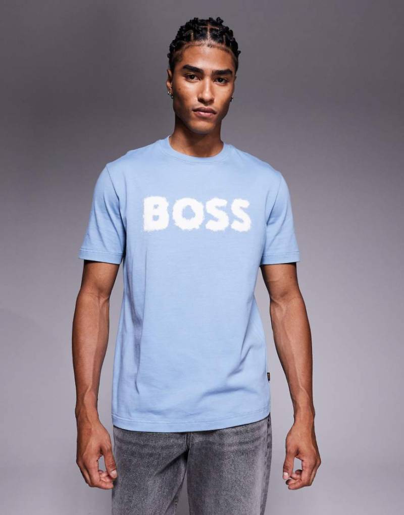 BOSS Orange - T-Shirt in Hellblau mit Logo auf der Brust in gefrorener Optik von BOSS Orange