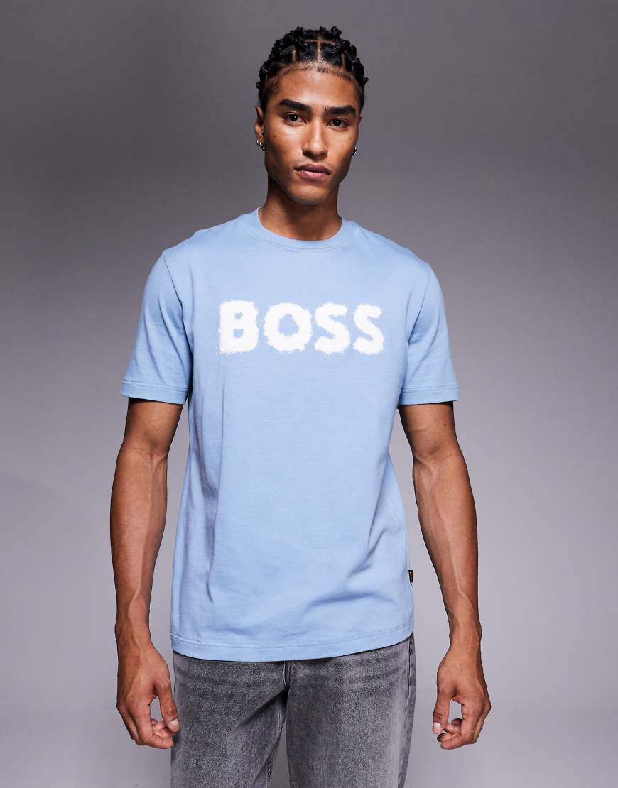 BOSS Orange - T-Shirt in Hellblau mit Logo auf der Brust in gefrorener Optik von BOSS Orange