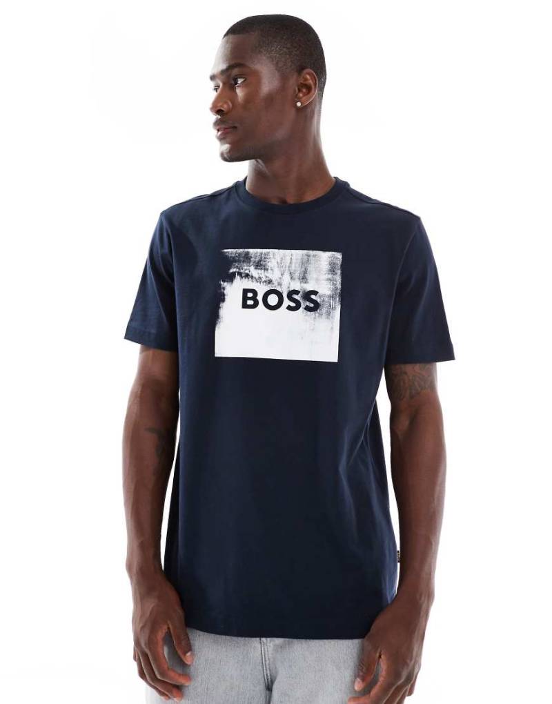 BOSS Orange - T-Shirt in Marineblau mit Print auf der Brust von BOSS Orange