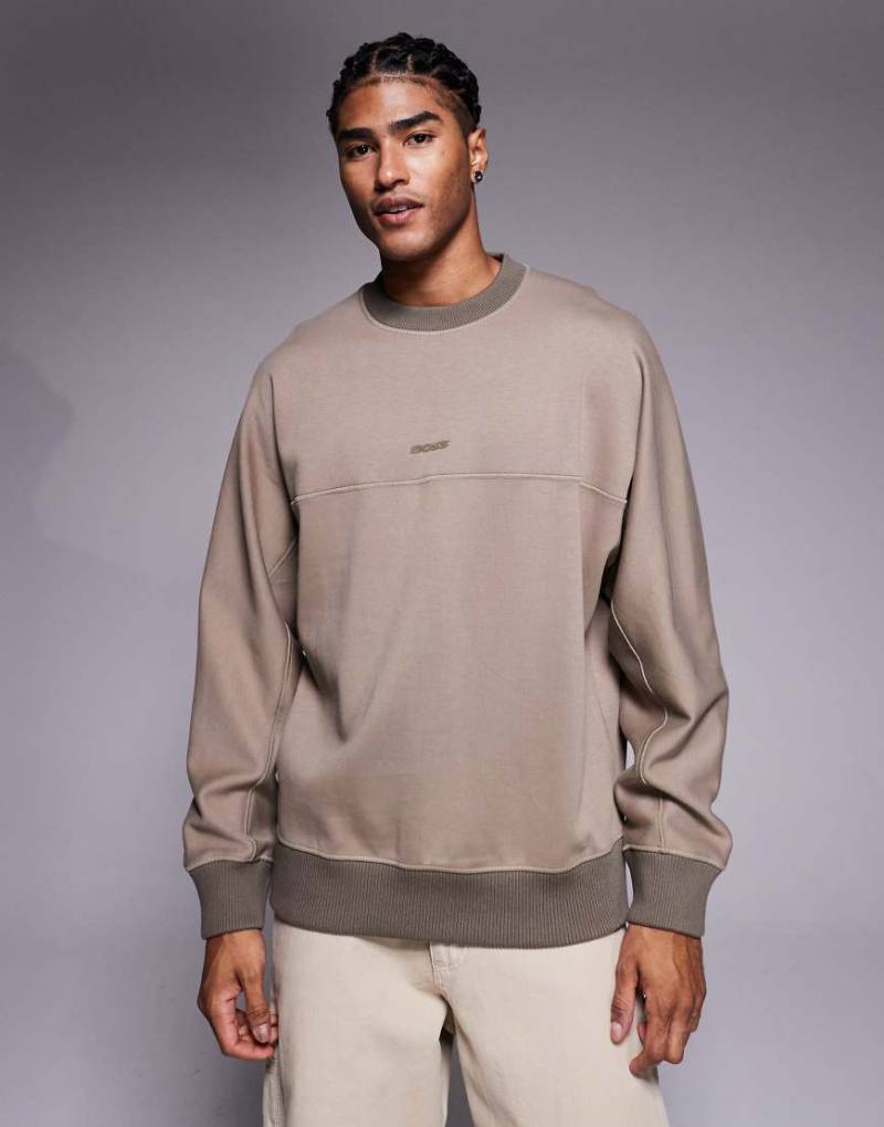 BOSS Orange - WeSmallcrew - Locker geschnittenes Sweatshirt in Mittelgrün mit mittigem Logo von BOSS Orange