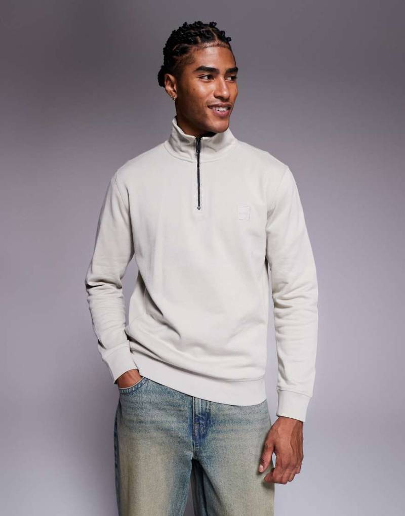 BOSS Orange - Zetrust - Sweatshirt mit kurzem Reißverschluss und Ton-in-Ton-Logo in Hellbeige-Neutral von BOSS Orange