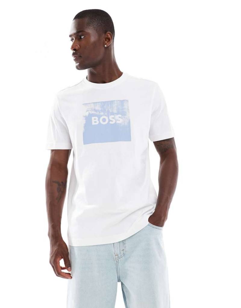 Boss Orange - T-Shirt in Weiß mit Print auf der Brust von BOSS Orange