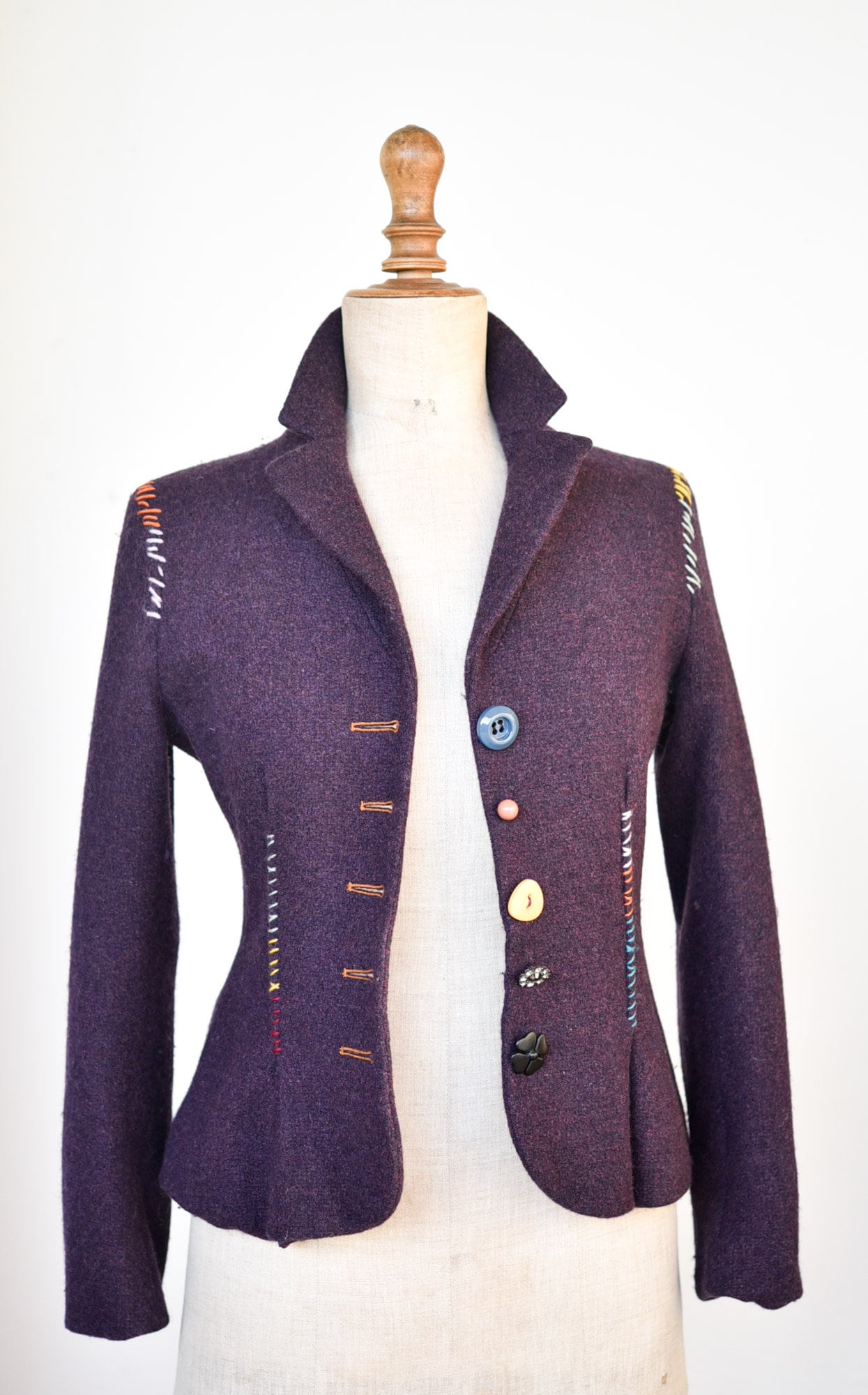 Lila Wolle Blazer Vintage Moschino Günstige Und Chic Taillierte Jacke Mix Farbige Knöpfe Nähen Langarm Kragenfutter Erwachsene Größe Fr 38 Lila Wolle Blazer Vintage Moschino Günstige Und Chic Taillierte Jacke Mix Farbige Knöpfe Nähen Langarm Kragenfutter Erwachsene Größe Fr 38 von BOULOTDODO