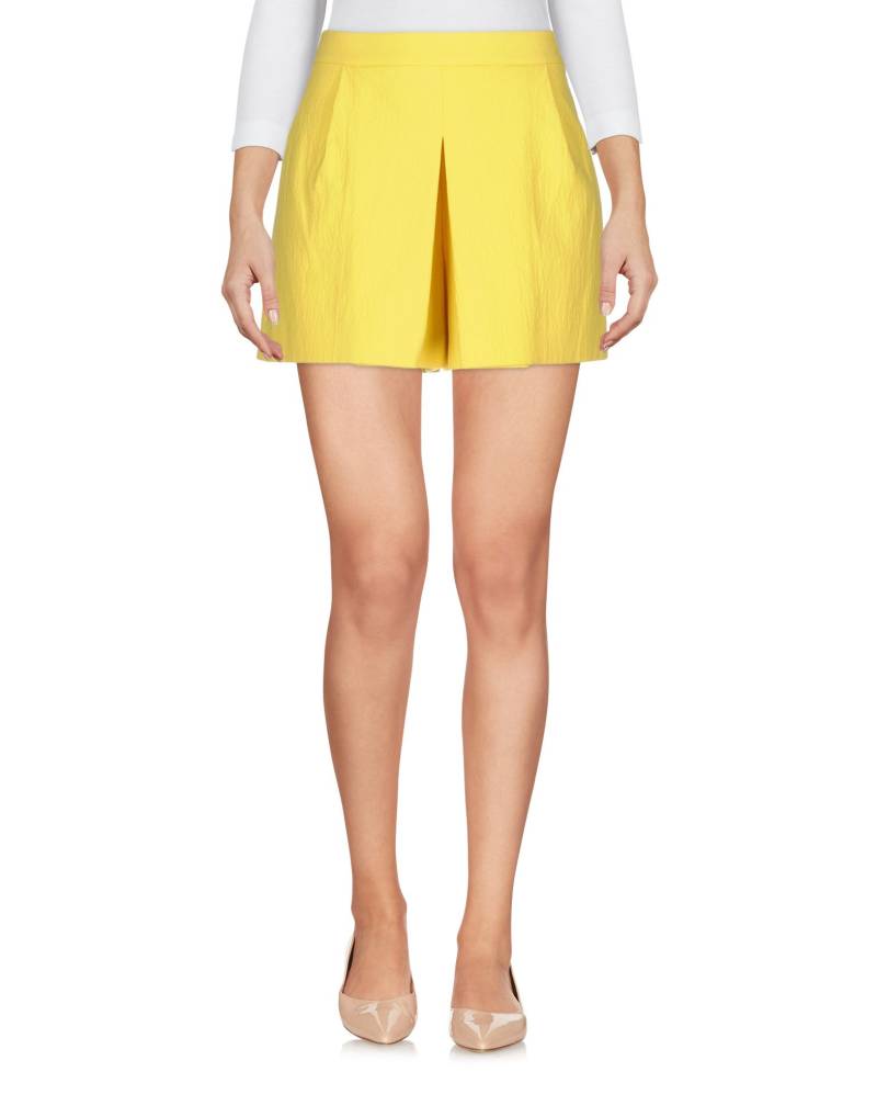 BOUTIQUE MOSCHINO Shorts & Bermudashorts Damen Gelb von BOUTIQUE MOSCHINO