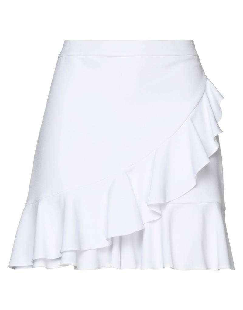BOUTIQUE MOSCHINO Shorts & Bermudashorts Damen Weiß von BOUTIQUE MOSCHINO