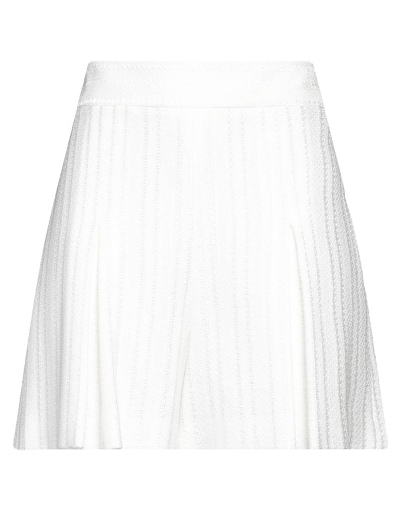 BOUTIQUE MOSCHINO Shorts & Bermudashorts Damen Weiß von BOUTIQUE MOSCHINO
