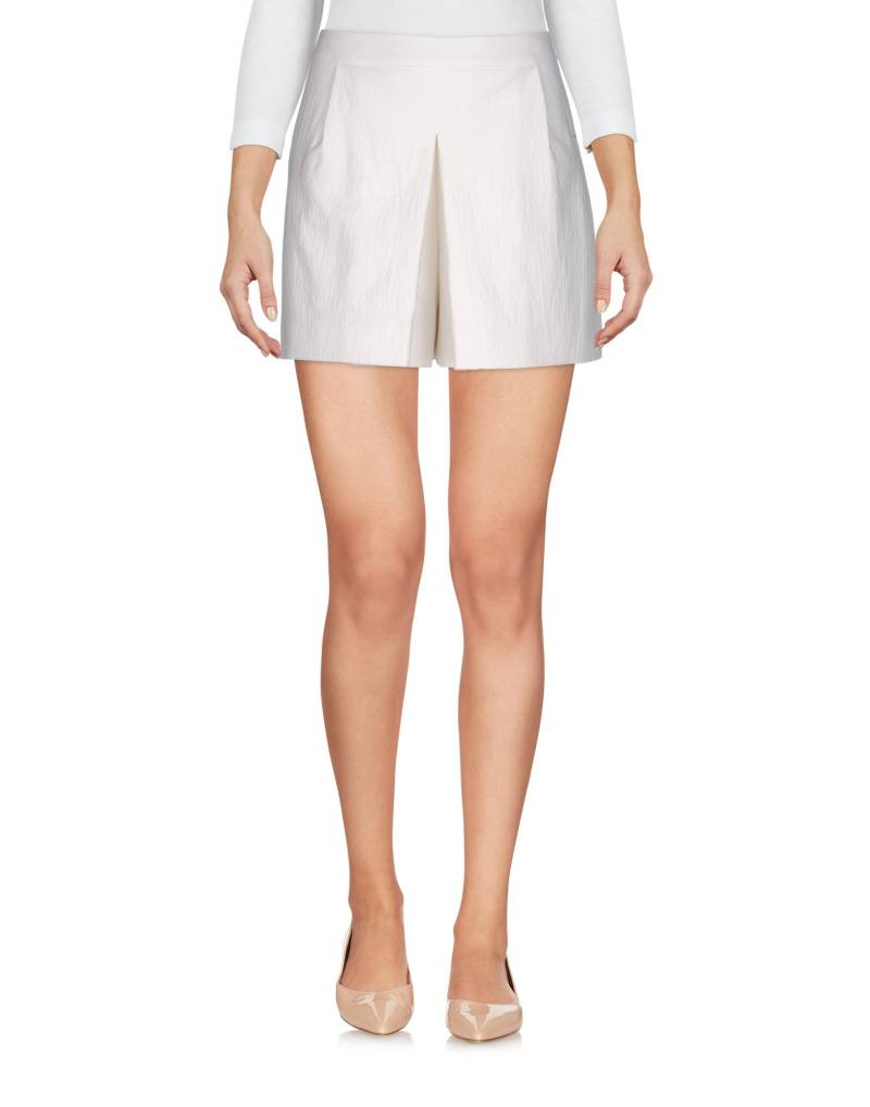 BOUTIQUE MOSCHINO Shorts & Bermudashorts Damen Weiß von BOUTIQUE MOSCHINO