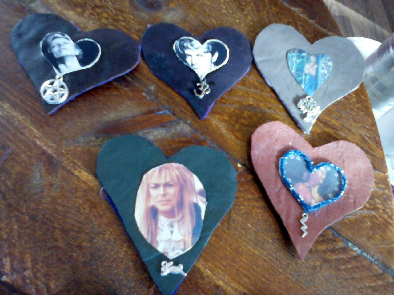 Davids Herz Anhänger Necklackes Mit Charme. David Bowie-Symbol-Schmuck Davids Herz Anhänger Necklackes Mit Charme. David Bowie-Symbol-Schmuck von BOWIEUNIVERSE