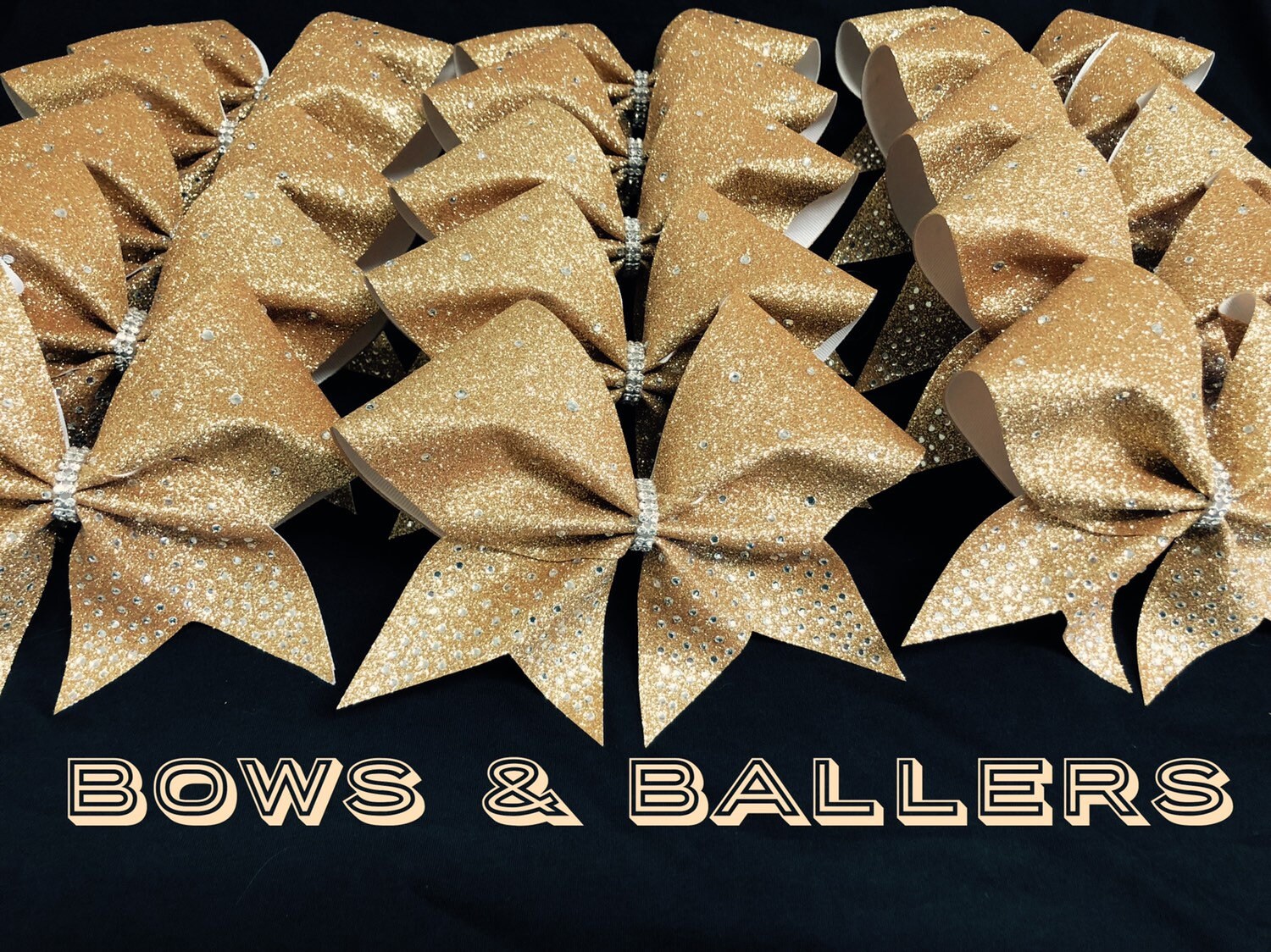 Cheerschleife Mit Strass Cheer Wettbewerb Bogen Bow Spieltag Team Altgold Cheerleader Heavy Tail Cheerschleife Mit Strass Cheer Wettbewerb Bogen Bow Spieltag Team Altgold Cheerleader Heavy Tail von BOWSandBALLERS