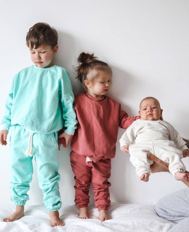 Bio Jogginghose Und Pullover Set in 3 Farben | Kinder Sweatshirt Mit Rundhalsausschnitt Baby Kleinkind Kleidung| Basics von BOXXkids
