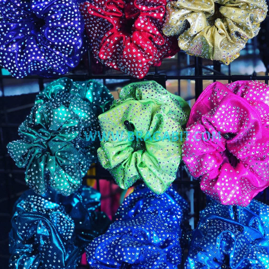 Volle Bling Strass Mystique Stoff Scrunchie Volle Bling Strass Mystique Stoff Scrunchie von BRAGABITBOWS