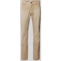 Brax Straight Fit Jeans mit Kontrastnähten Modell 'Chuck' in Beige, Größe 32/30 von BRAX