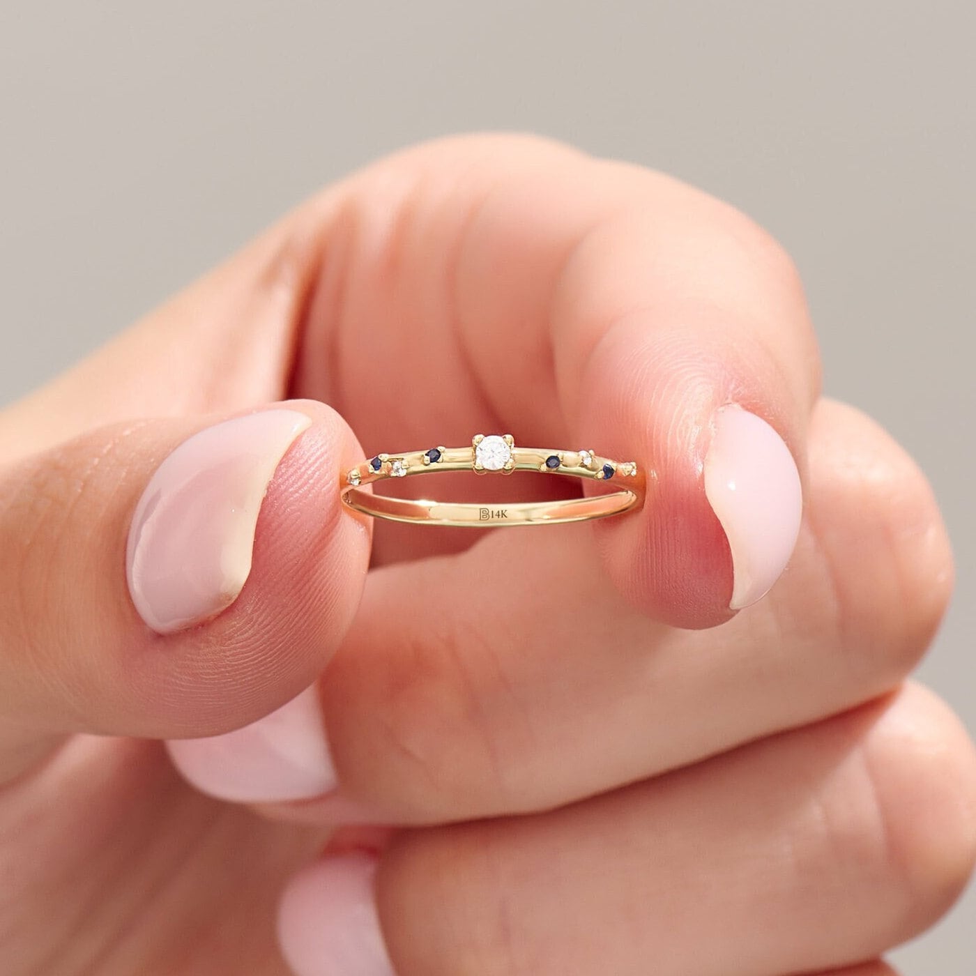 10K Solid Gold Pavé Saphir Ring Zierliche Blau Edelstein Band Minimalist Stapelbar Schmuck Dünner Goldring September Birthstone Geschenk von BRENNMORE