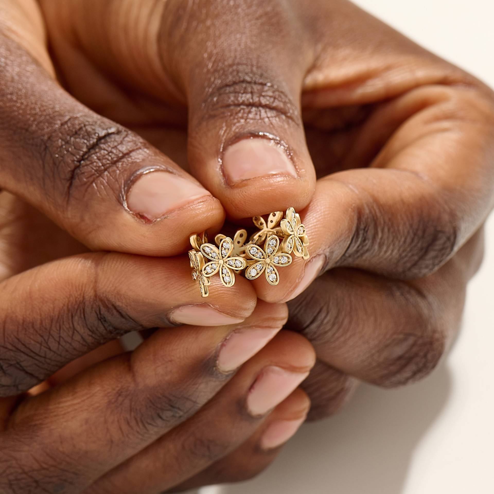 14K Daisy Ring, Solid Gold Flower Band, Floral Eternity Statement Dicker Stapelbarer Pave Diamant Cz Naturringe Für Frauen von BRENNMORE