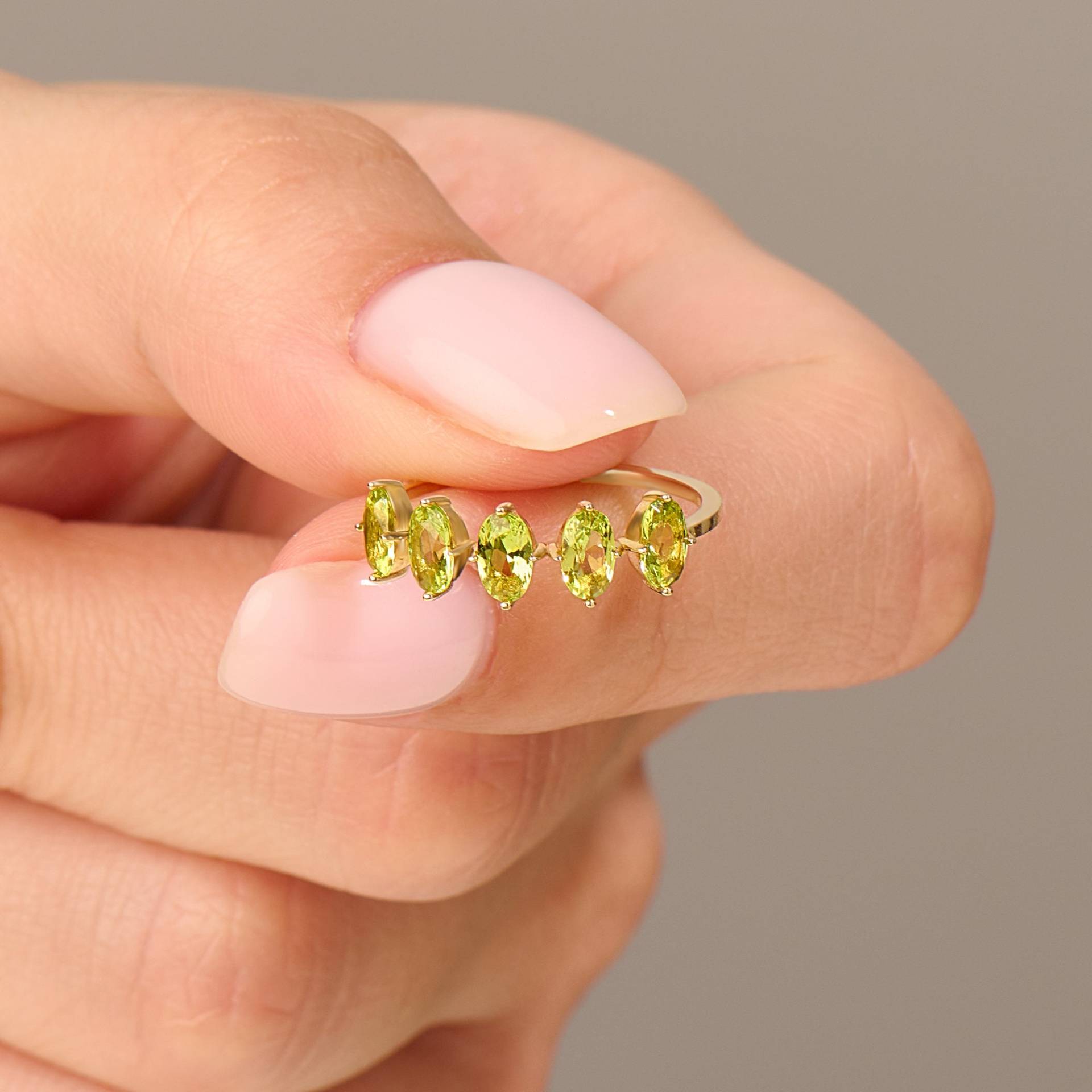 14K Gold 5 Stein Oval Peridot Ring, Massivgold Neon Grün Edelstein Lab Erstellt Kristall Statement Zierliche Stapelring Für Frauen von BRENNMORE