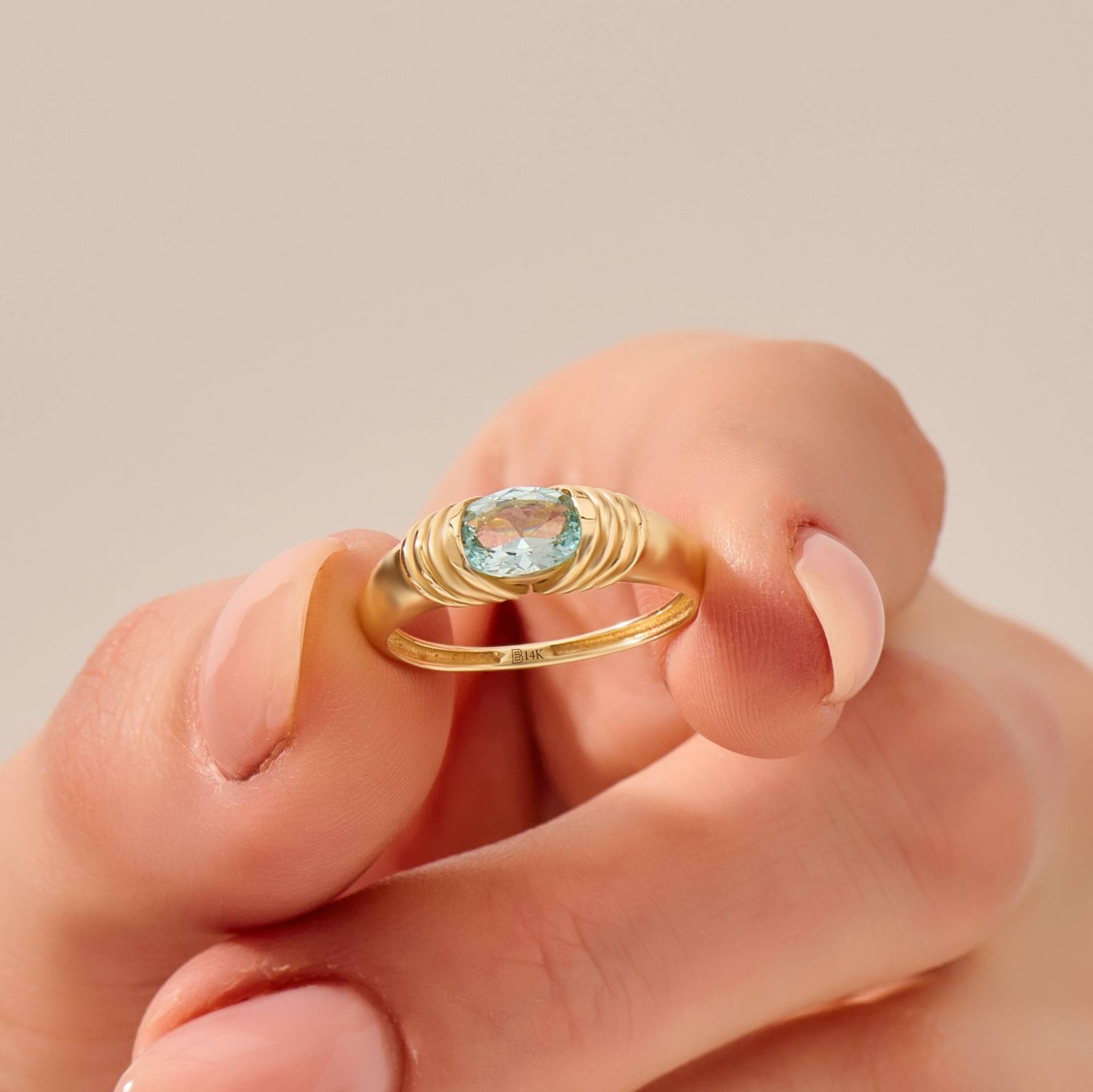 14K Gold Chunky Aquamarin Ring, Solid Blau Statement Ring Frauen, Zierliche Oval Solitärring, Halbe Lünette Geschenk Für Sie von BRENNMORE