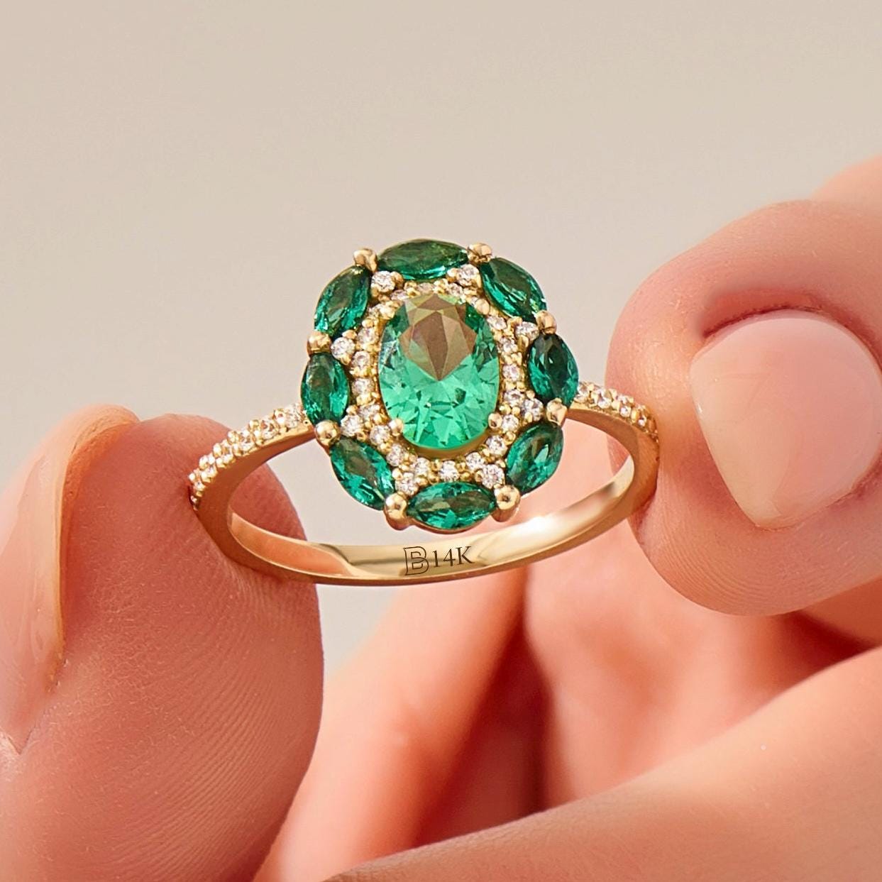 14K Smaragd Chunky Cocktailring, Massivgold Einzigartiger Statementring, Tiefgrüner Edelsteinring Für Frauen, Blumenjubiläumsgeschenkring Sie 14K Smaragd Chunky Cocktailring, Massivgold Einzigartiger Statementring, Tiefgrüner Edelsteinring Für Frauen, Blumenjubiläumsgeschenkring Sie von BRENNMORE