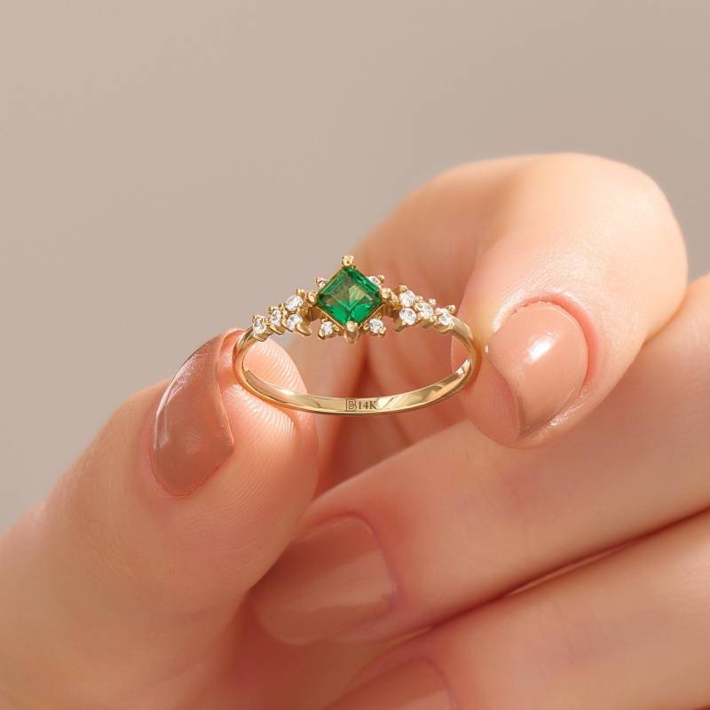 14K Solid Gold Cluster Smaragd Ring Art-Deco-Verlobungsring Für Frauen Grünes Edelsteinband 18K 10K Option Jubiläumsgeschenk Frau 14K Solid Gold Cluster Smaragd Ring Art-Deco-Verlobungsring Für Frauen Grünes Edelsteinband 18K 10K Option Jubiläumsgeschenk Frau von BRENNMORE