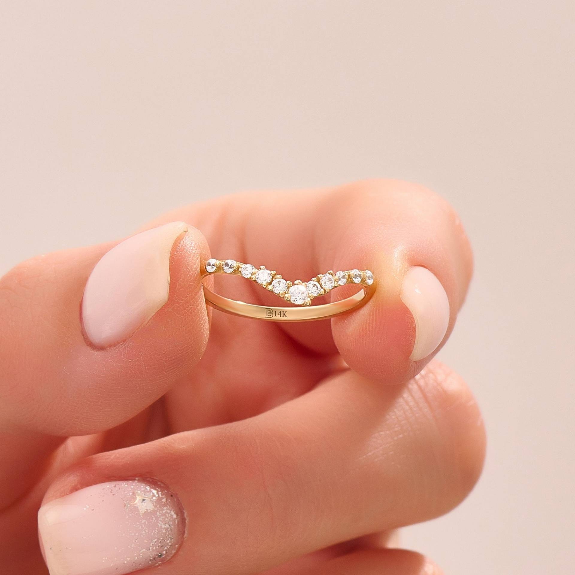 14K Solid Gold Geschwungener Ehering V-Förmiger Wunschknochen-Enhancer Für Frauen Pavé-Diamant-Chevron-Konturenring Zierlicher Brautschmuck 14K Solid Gold Geschwungener Ehering V-Förmiger Wunschknochen-Enhancer Für Frauen Pavé-Diamant-Chevron-Konturenring Zierlicher Brautschmuck von BRENNMORE
