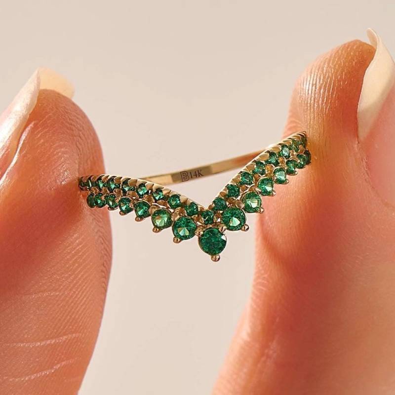 14K Solid Gold Smaragd Gebogener Ehering Chevron V-Förmiger Ring Für Frauen Zierliche Grüner Nesting Stapelbar Goldring Geschenk Sie 14K Solid Gold Smaragd Gebogener Ehering Chevron V-Förmiger Ring Für Frauen Zierliche Grüner Nesting Stapelbar Goldring Geschenk Sie von BRENNMORE