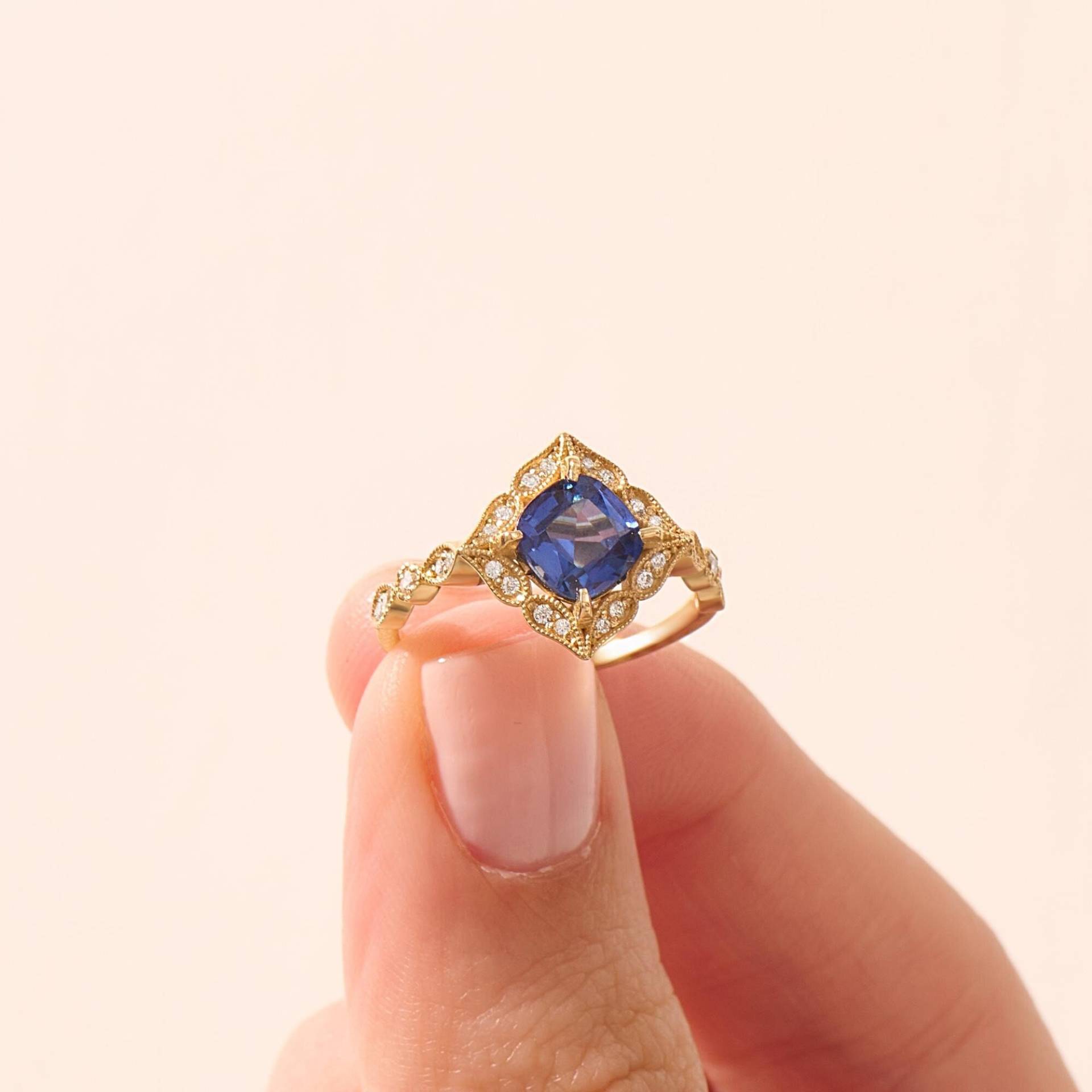 Art-Deco-Saphir Ring 14K Solid Gold Blauer Saphir Statement Für Frauen Schmuck Geschenk Mama Geburtstagsgeschenk September Art-Deco-Saphir Ring 14K Solid Gold Blauer Saphir Statement Für Frauen Schmuck Geschenk Mama Geburtstagsgeschenk September von BRENNMORE