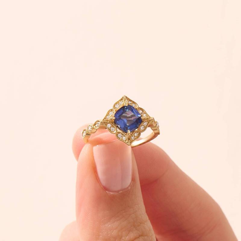 Art-Deco-Saphir Ring 14K Solid Gold Blauer Saphir Statement Für Frauen Schmuck Geschenk Mama Geburtstagsgeschenk September Art-Deco-Saphir Ring 14K Solid Gold Blauer Saphir Statement Für Frauen Schmuck Geschenk Mama Geburtstagsgeschenk September von BRENNMORE
